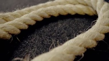 Modern spor salonunda idman için hafif ip..