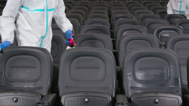 Lavoratori che puliscono sedie con disinfettanti nel cinema. — Video Stock