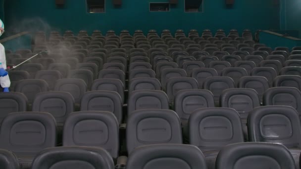 Sala cinema per la pulizia dei lavoratori con attrezzature speciali. — Video Stock