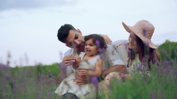 Famiglia felice che gioca nel campo di lavanda — Video Stock