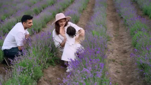 Família feliz se divertindo no campo de lavanda — Vídeo de Stock