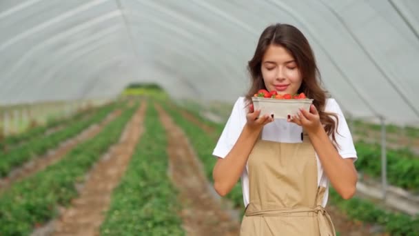 Mujer feliz admirando sabrosas fresas. — Vídeo de stock