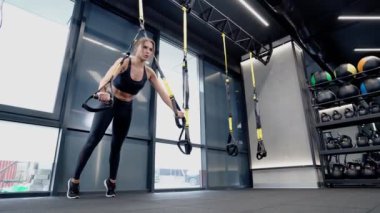 Çekici kadın spor salonunda eller için egzersiz yapıyor..