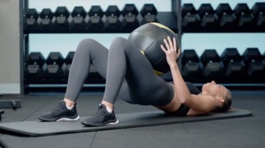 Güzel kadın spor topuyla antrenman yapıyor..