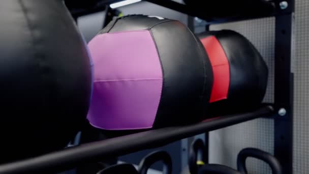 Μπάλες σε διαφορετικό χρώμα στο σύγχρονο γυμναστήριο. — Αρχείο Βίντεο