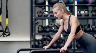 Modern spor salonunda spor yapan bir kadın..