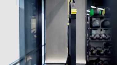 Trx sistemi, toplar, boş spor salonunda kettlebell..