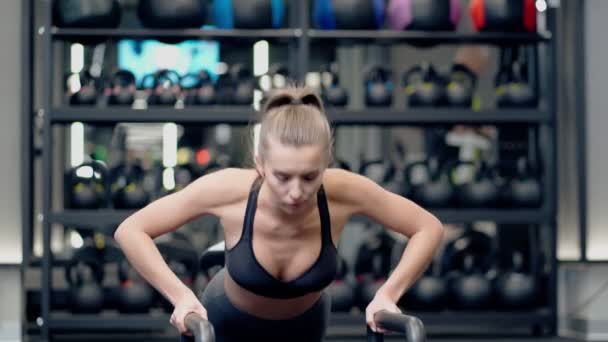 Blondynka szczupła kobieta robi push-up w siłowni. — Wideo stockowe