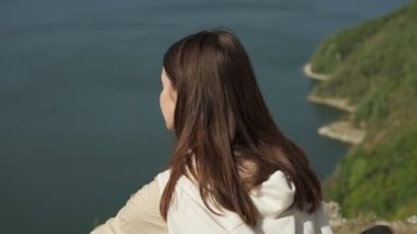 Ulusal Park Podillya Tovtry 'de boş vaktini geçiren bir kadın.