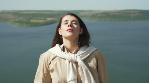 Mujer positiva disfrutando del aire fresco en el parque nacional ucraniano — Vídeo de stock