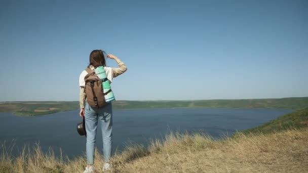 Escursioni donna sulla natura selvaggia nella zona di Bakota — Video Stock