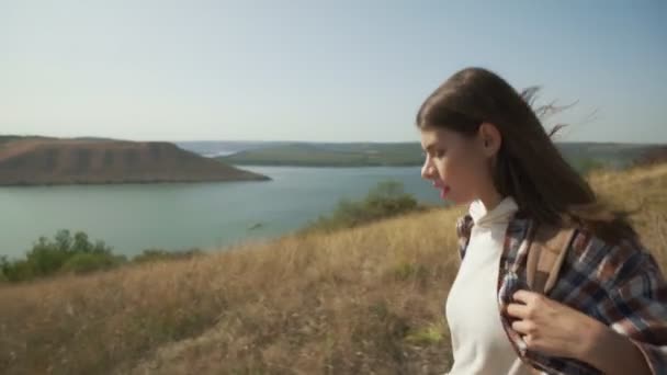 Junge Frau wandert auf hohem Hügel in der Nähe der Dnjestr-Schlucht — Stockvideo