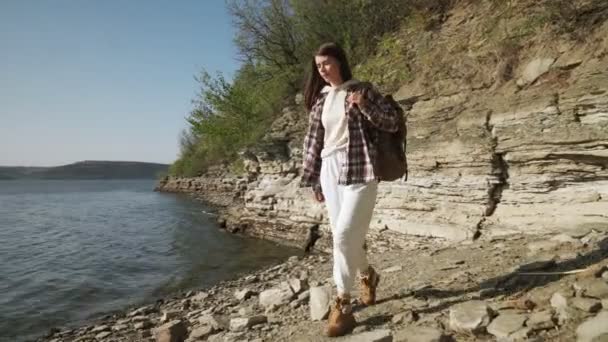 Kellemes barna hátizsákos séta a Dniester folyó közelében — Stock videók
