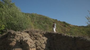 Genç aktif kadın Bakota bölgesinde sırt çantasıyla tırmanıyor.