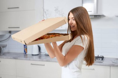 Güzel bir kadın sıcak pizzayla kutuyu açıyor..
