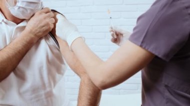 Hemşire aşıdan sonra hafif masaj yapıyor..