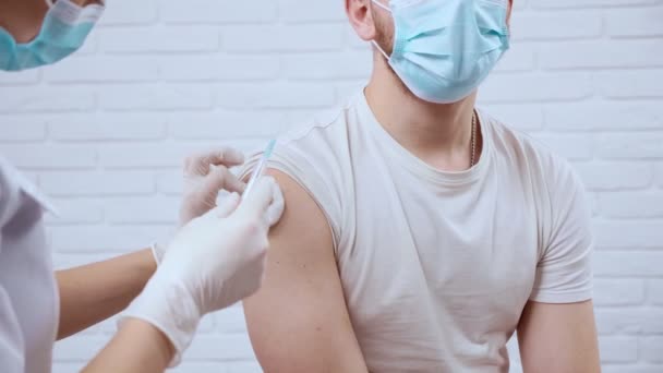 Infirmière injection vaccin covid-2019 pour jeune homme. — Video