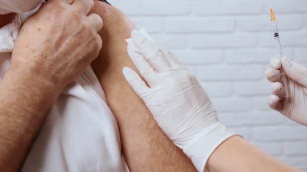 Senior man förbereder sin hand för injektion. — Stockvideo