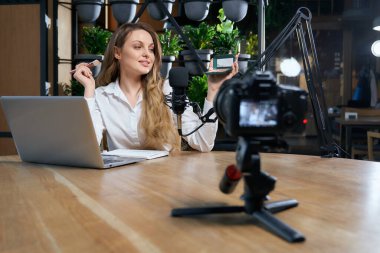 Blogcu kadın kafede röportaj için hazırlanıyor. 