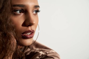 Esmer kız poz veriyor, beyaz tenli..