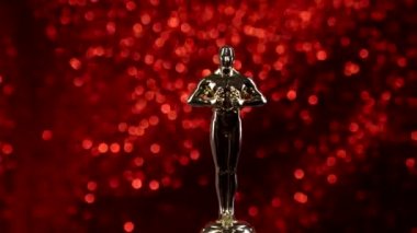 Işıl ışıl arka planda gümüş ödül kupası.