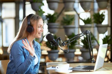 İnternette takipçilerle ya da arkadaşlarıyla konuşan gülümseyen bir kadın. 