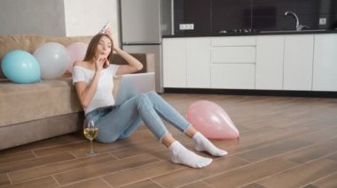 Doğum günü kızı dizüstü bilgisayarla konuşuyor ve eğleniyor..