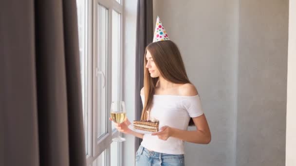 Cumpleaños chica soplando vela en la torta y beber vino. — Vídeo de stock