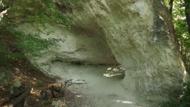 Узкое отверстие на скалистых горах с зеленой природой вокруг — стоковое видео