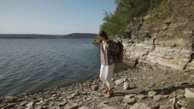 Ulusal parkta tek başına yürüyüş yapan genç kadın Podillya Tovtry