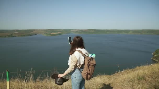 Frau macht Fotos mit Smartphone von Bakota-Gebiet — Stockvideo