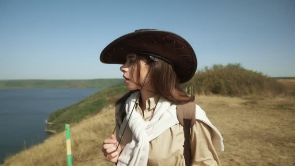Приятная женщина с рюкзаком ходить в районе Бакота — стоковое видео
