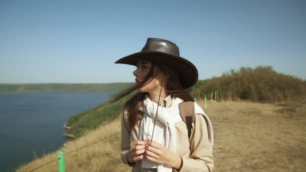 Женщина гуляла с рюкзаком возле бухты Бакота — стоковое видео