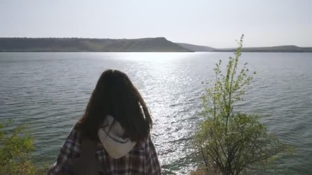 Žena tráví volný čas mezi přírodou v oblasti Bakota — Stock video
