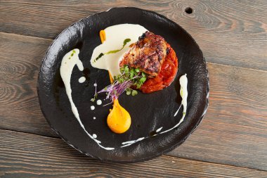 Yumurta sarısı ve domatesli ızgara biftek..