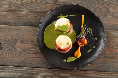 Sağlıklı pişmiş sebze ve jambonlu sandviç..