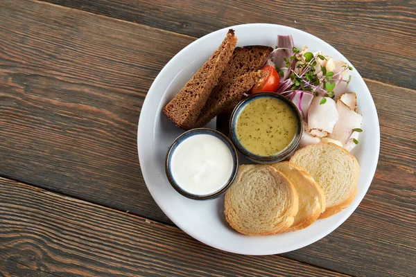 Pan con grasa de cerdo, brotes y salsas. — Foto de Stock