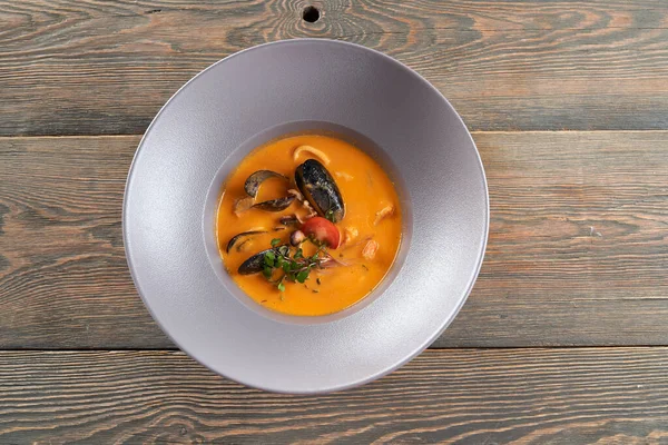 Mejillones sopa de naranja en el restaurante. — Foto de Stock