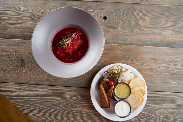 Sopa de remolacha con brotes, pan y grasa de cerdo. — Foto de Stock