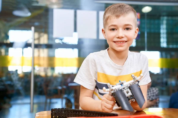 Bambino utilizzando il kit di costruzione. — Foto Stock