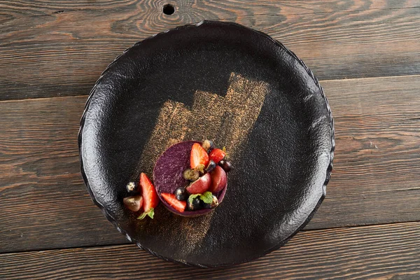 Fialový tvarohový koláč s bobulemi na talíři. — Stock fotografie