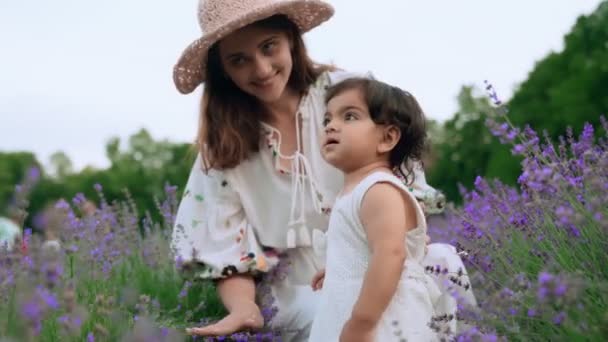 Mãe brincando com bebê no campo de lavanda. — Vídeo de Stock