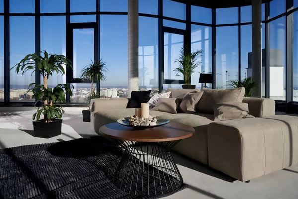 Modernt rymligt rum med stort panoramafönster. — Stockfoto