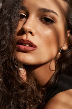 Moda makyajlı genç ve güzel bir model.. 