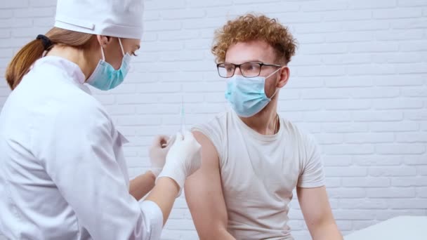 Infirmière fabriquant le vaccin covid-2019 pour jeune homme. — Video