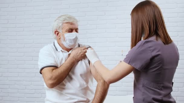 Médecin ou infirmière vaccinant le patient. — Video