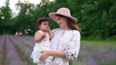 Anne lavanta tarlasında bebekle eğleniyor..