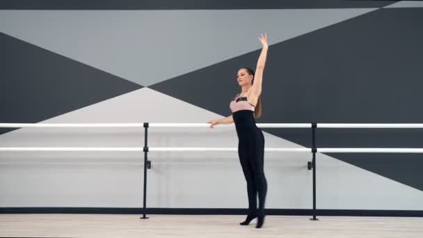 Szkolenie tancerki w studiu baletowym. — Wideo stockowe