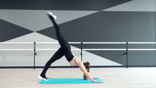 Mulher praticando exercício no tapete. — Vídeo de Stock