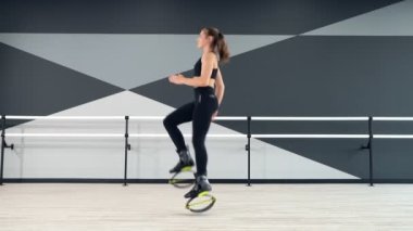 Sporcu kadın emapty Hall 'da zıpladı..